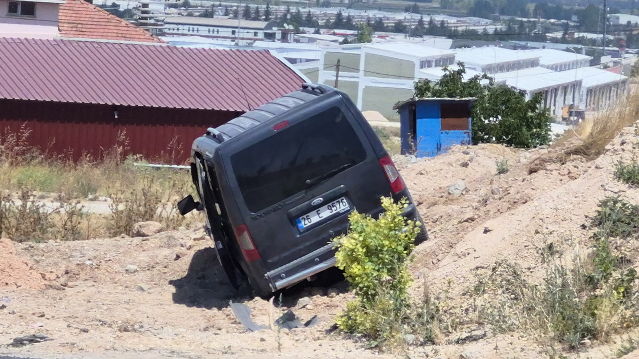 Kontrolden Çikan Araç Yol Kenarindaki̇ Toprak Alana Gi̇rerek Durabi̇ldi̇