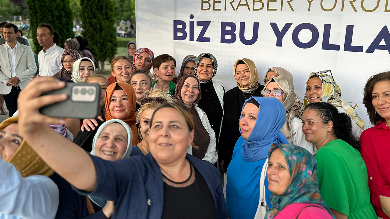 Milletvekili Ayşen Gürcan Etkinlik Kapsamında Dede Korkut Parkında Vatandaşlarla Bir Araya Geldi