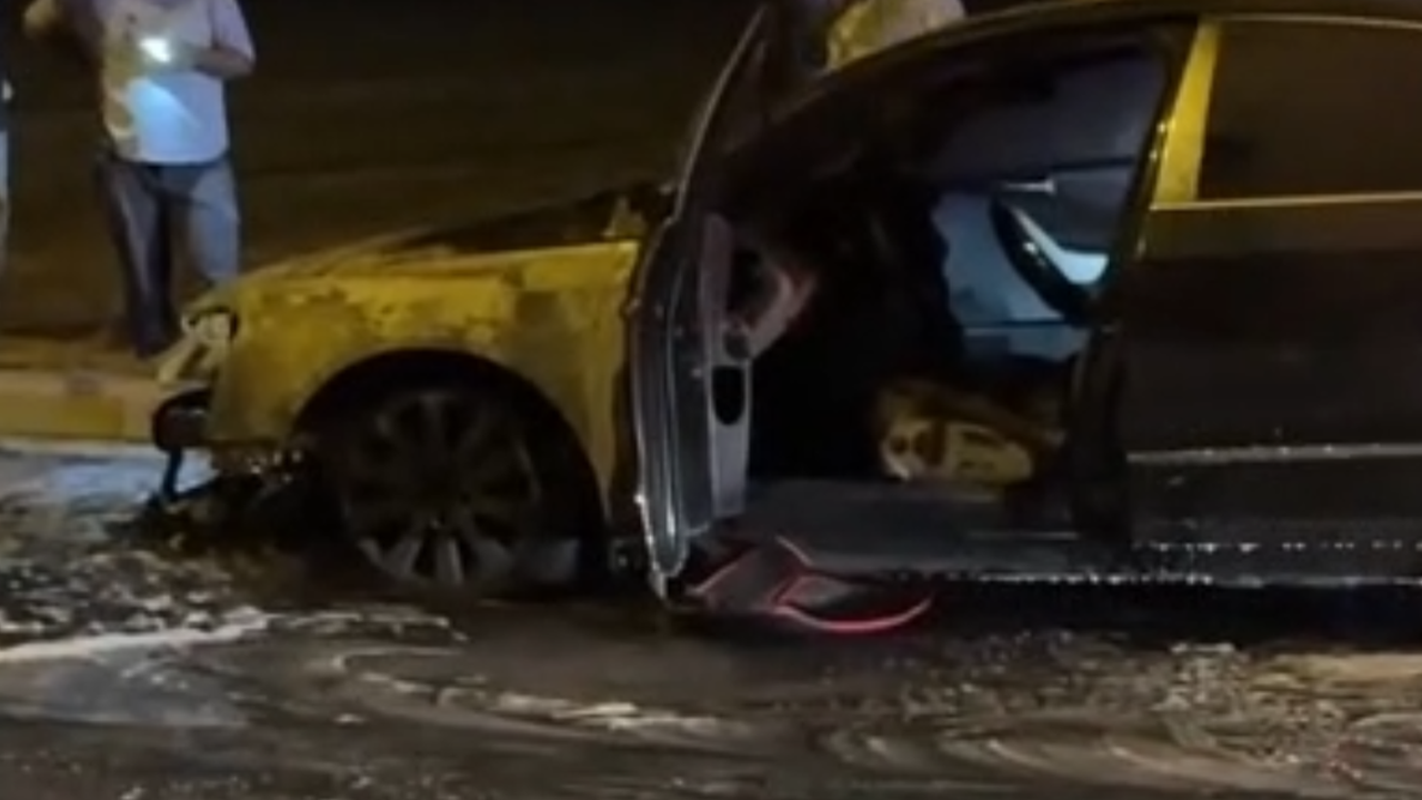 Motor Bölümünden Yanan Araç Kullanılamaz Hale Geldi