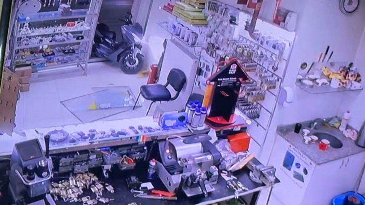 Motosiklet Dükkana Daldı
