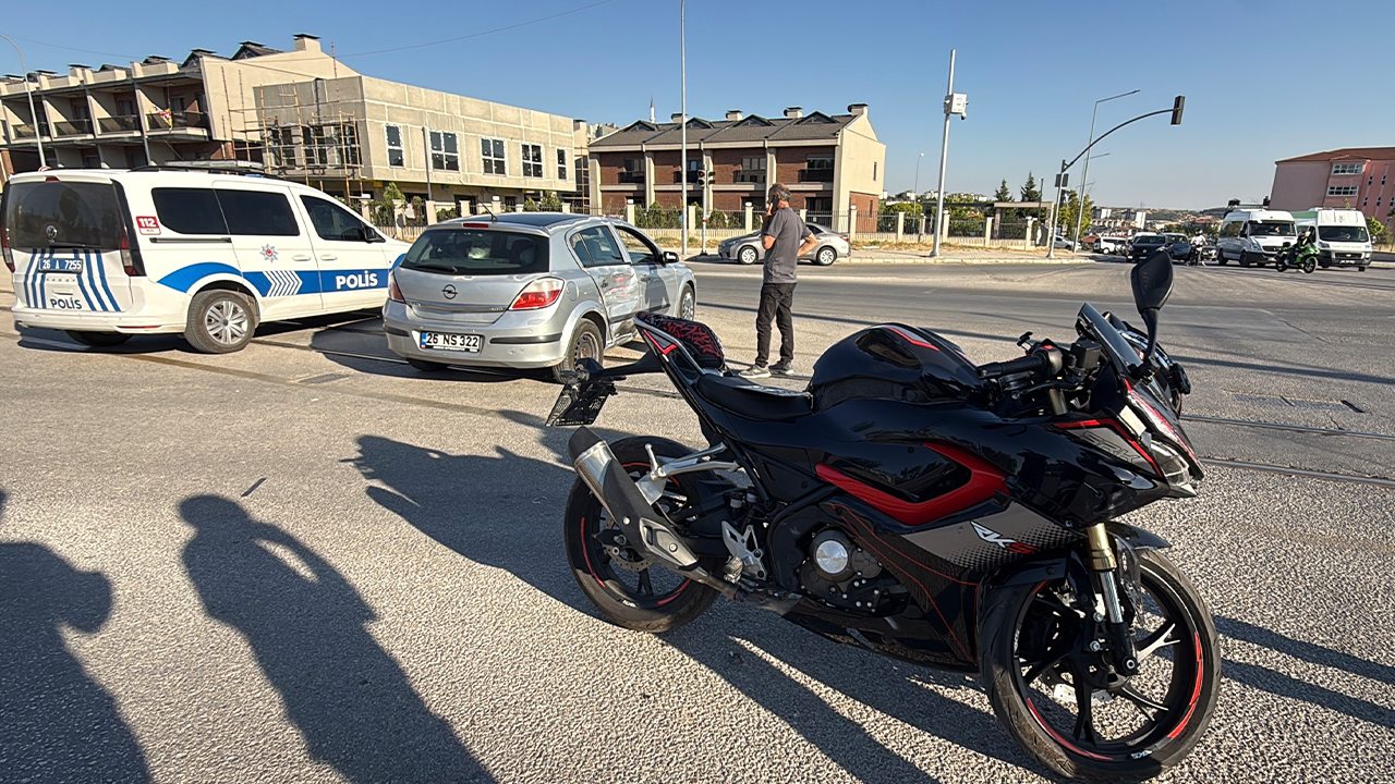 Motosi̇klet İle Otomobi̇l Tramvay Yolu Üzeri̇nde Çarpişti