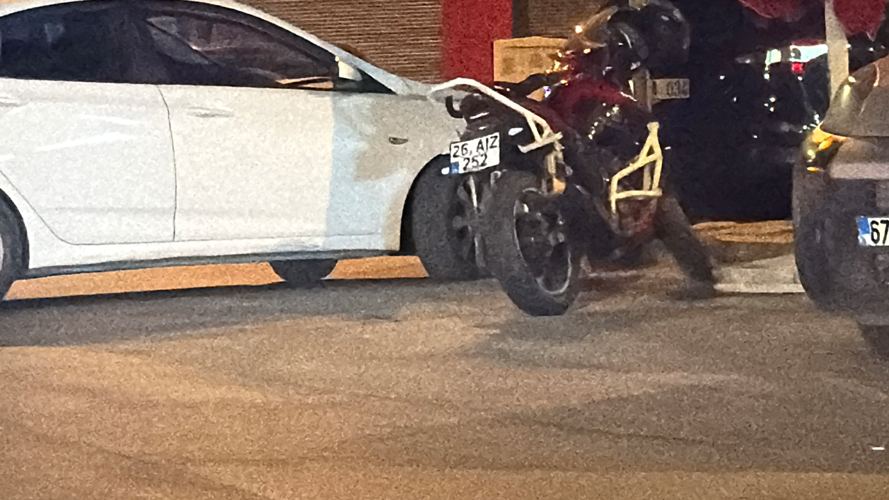 Motosiklet Sürücüsü Ve Çarptığı Yaya Yaralandı