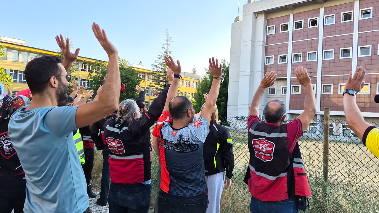 Onkoloji̇ Servi̇si̇nde Yatan Çocuklara Moral Oldular