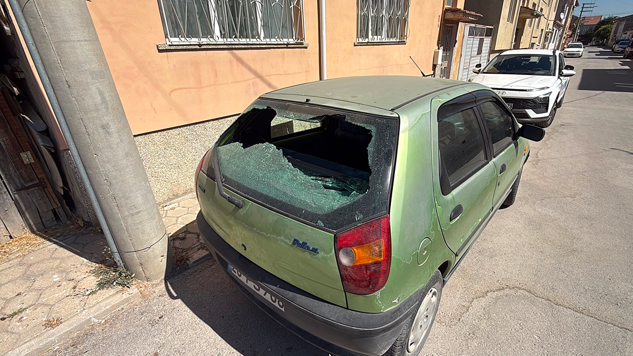 Park Halindeki Aracın Arka Camını Patlattı
