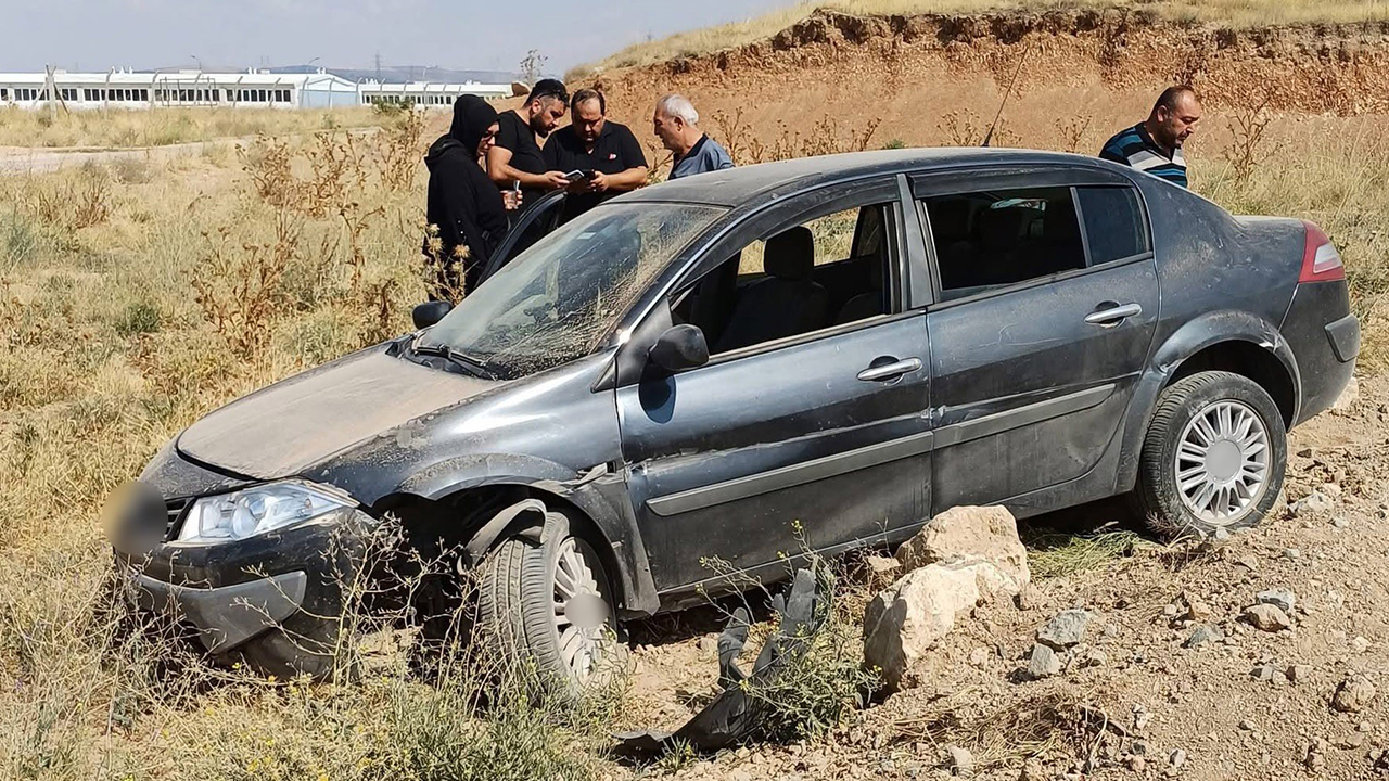 Savrulan Araç Yol Kenarındaki Toprak Alana Girerek Durabildi