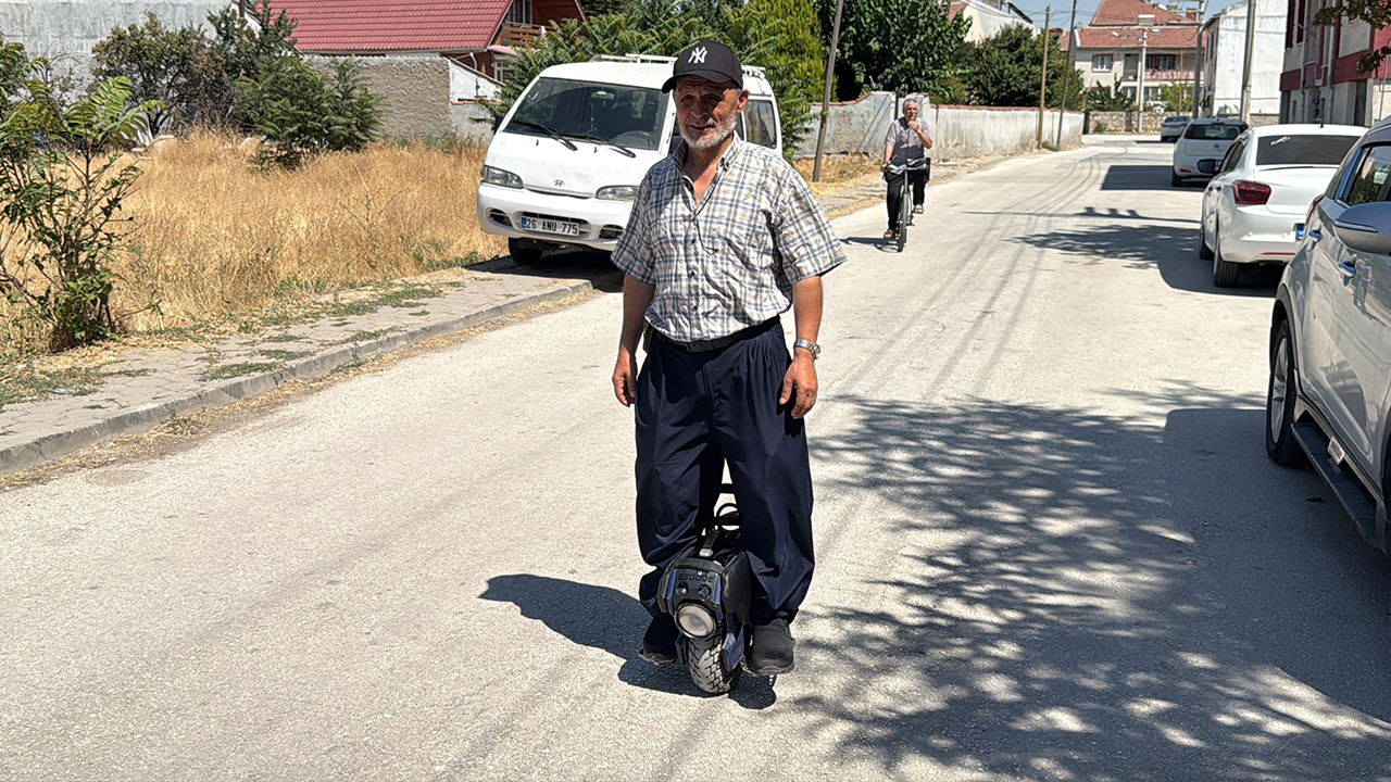 Tek Teker Üzeri̇nde Ki̇lometrelerce Yol Yapiyor