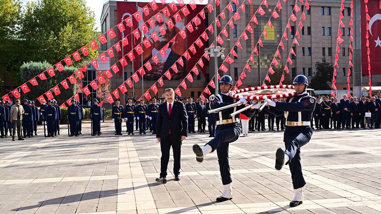 Tören Kapsaminda Atatürk Anitina Çelenk Sunumu Gerçekleşti̇ri̇ldi̇
