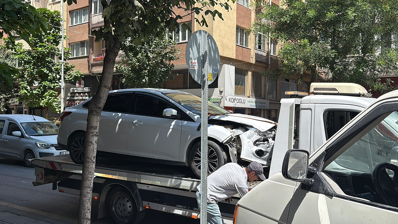 U Dönüşü Yapan Araçla Otomobil Çarpıştı