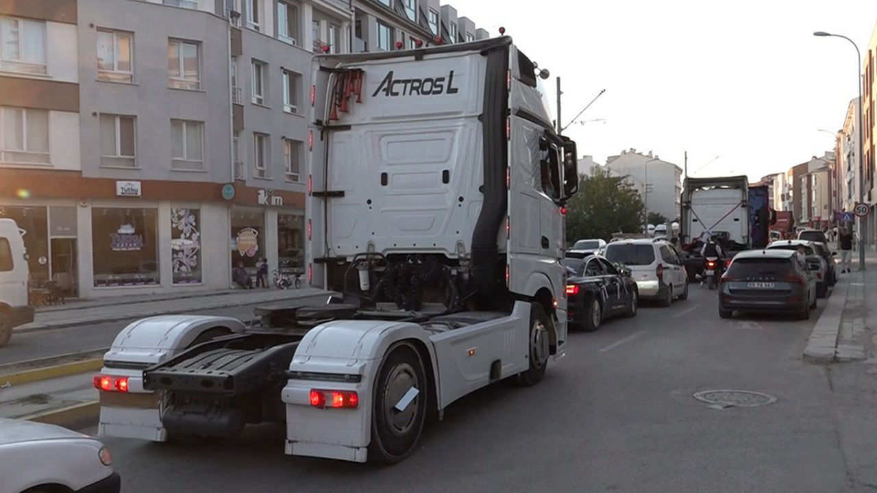 7 Tırlık Konvoyla Trafikte Seyrettiler