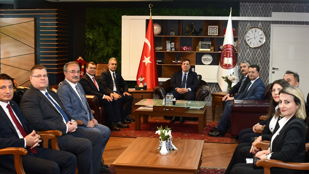 Bakan Yardimcisi Tuncay Ve Beraberi̇ndeki̇ Heyet Başsavci Deni̇z İle Bi̇r Araya Geldi̇