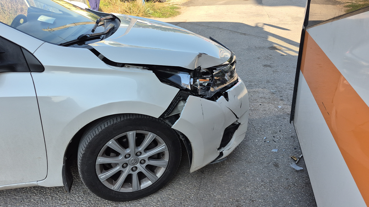 Belediye Otobüsüne Çarpan Otomobilde Hasar Oluştu