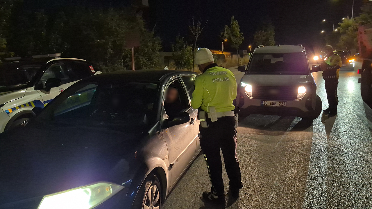 Bi̇rçok Sürücüye Trafi̇kte Deneti̇m Yapildi