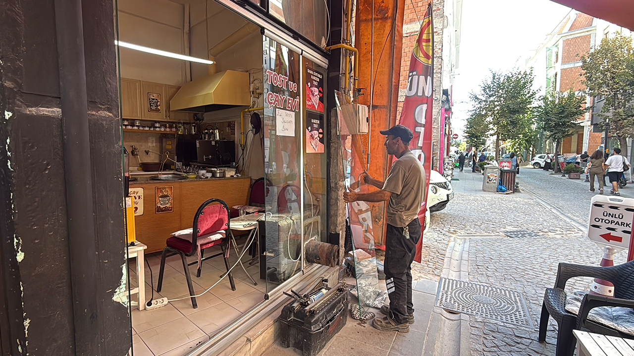 Çay Ocağının Camları Kırılmıştı
