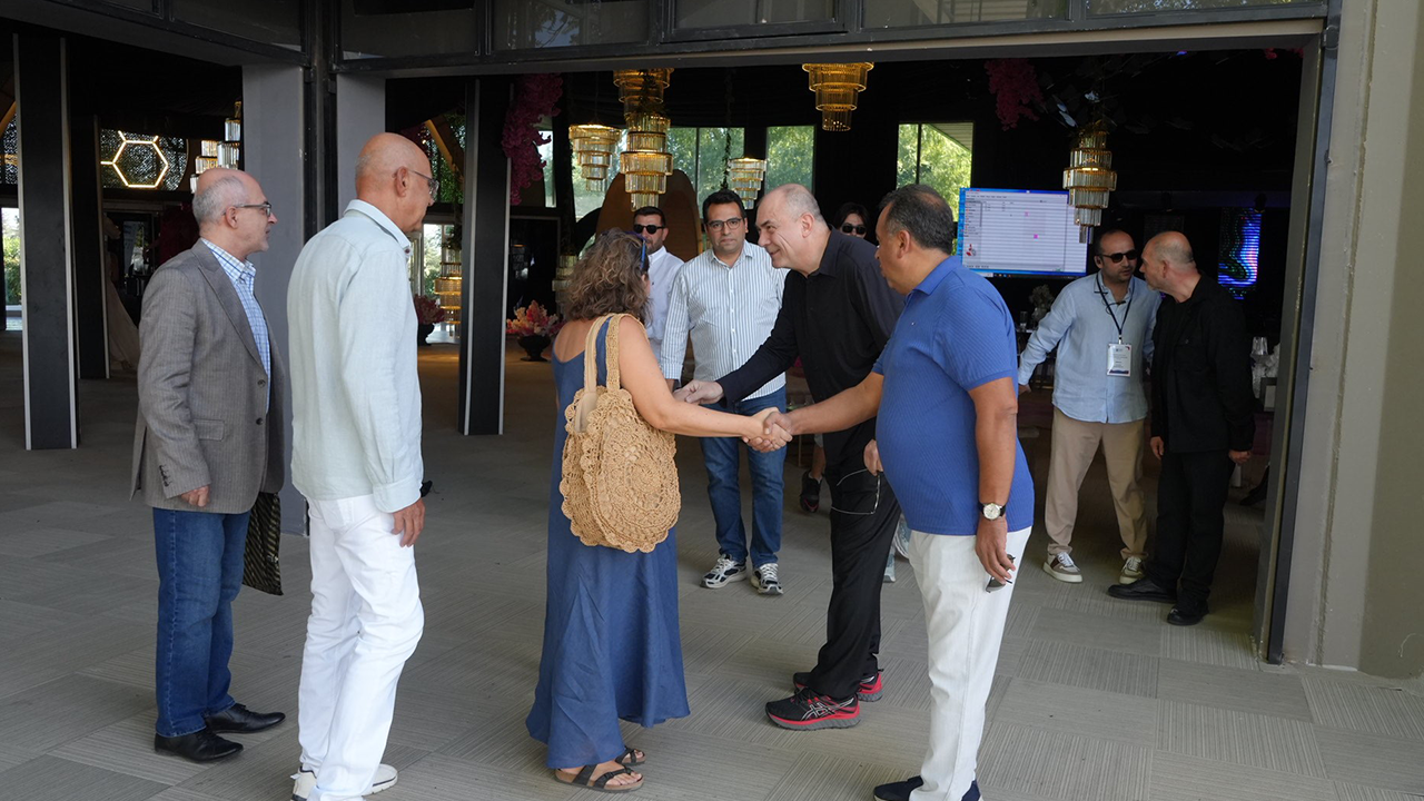 Davetliler Eso Yönetimi Tarafından Kapıda Karışlandı