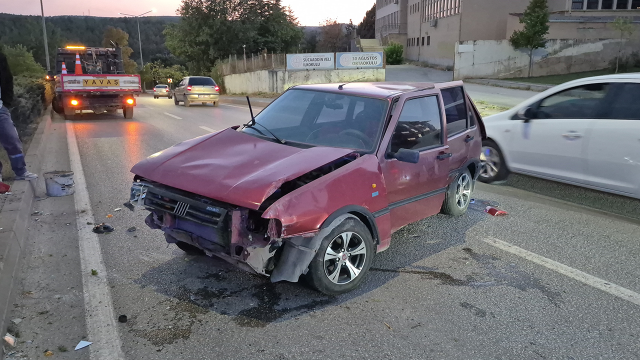 Direğe Çarpan Otomobilde Büyük Çaplı Hasar Oluştu