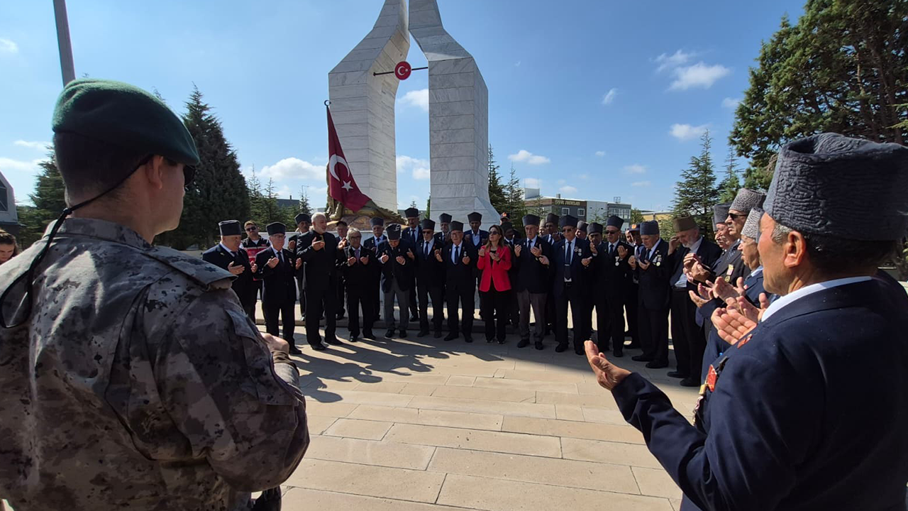 Eskişehir’de Gaziler Günü’nde Şehitliklere Anlamlı Ziyaret