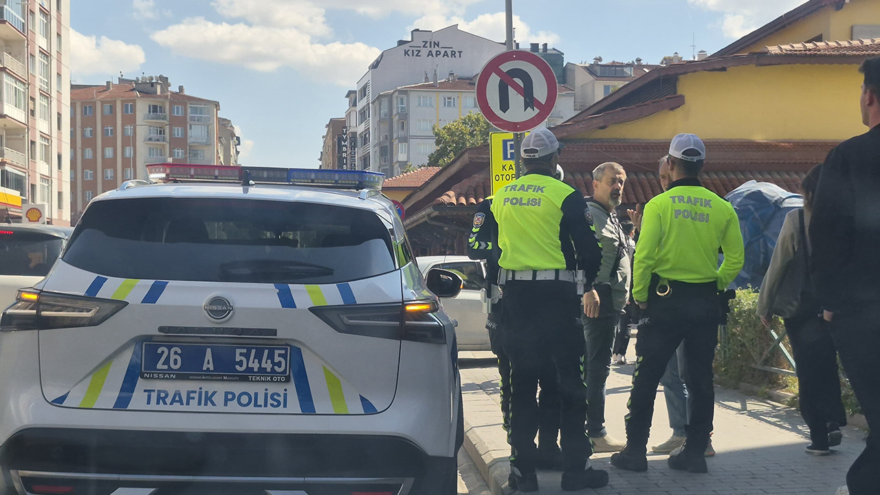 Eskişehir’de Otomobille Çarpışan Motosikletli Yaralandı