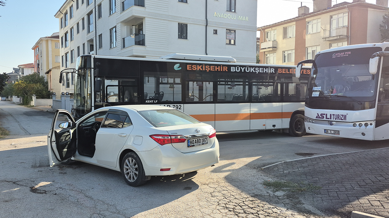 Eskişehir’de Otobüsle Otomobilin Çarpıştığı Kazada 2 Kişi Yaralandı!
