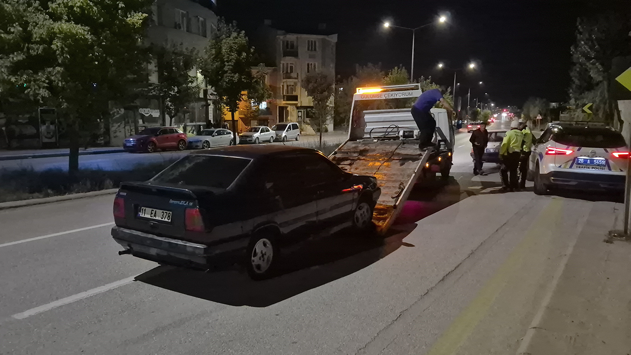 Eskişehir’de Ekipleri Gören Sürücü Aracını Terk Edip Kaçtı!