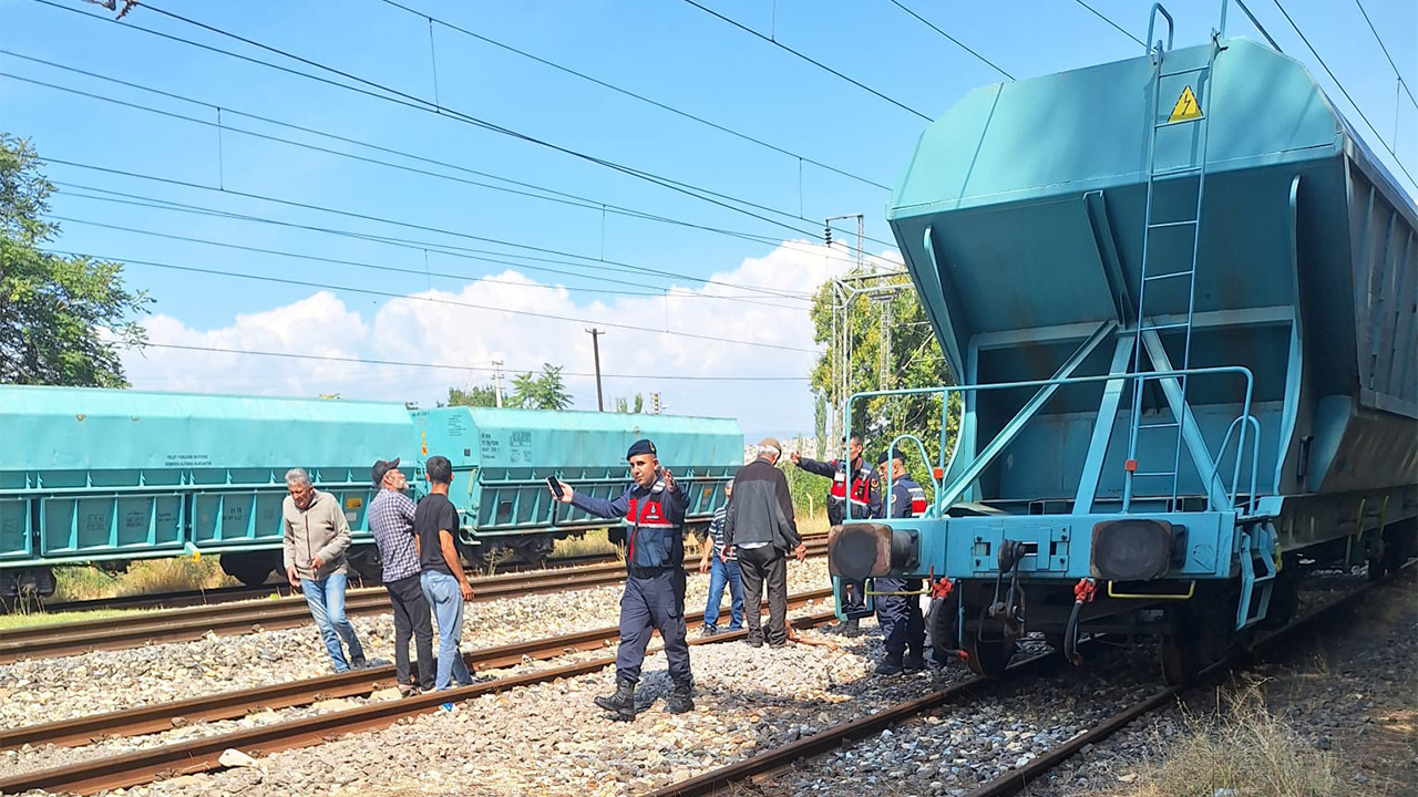 Eskişehir’de Vagonun Üzerine Çıkan Baba ve Oğul Elektrik Akımına Kapıldı!