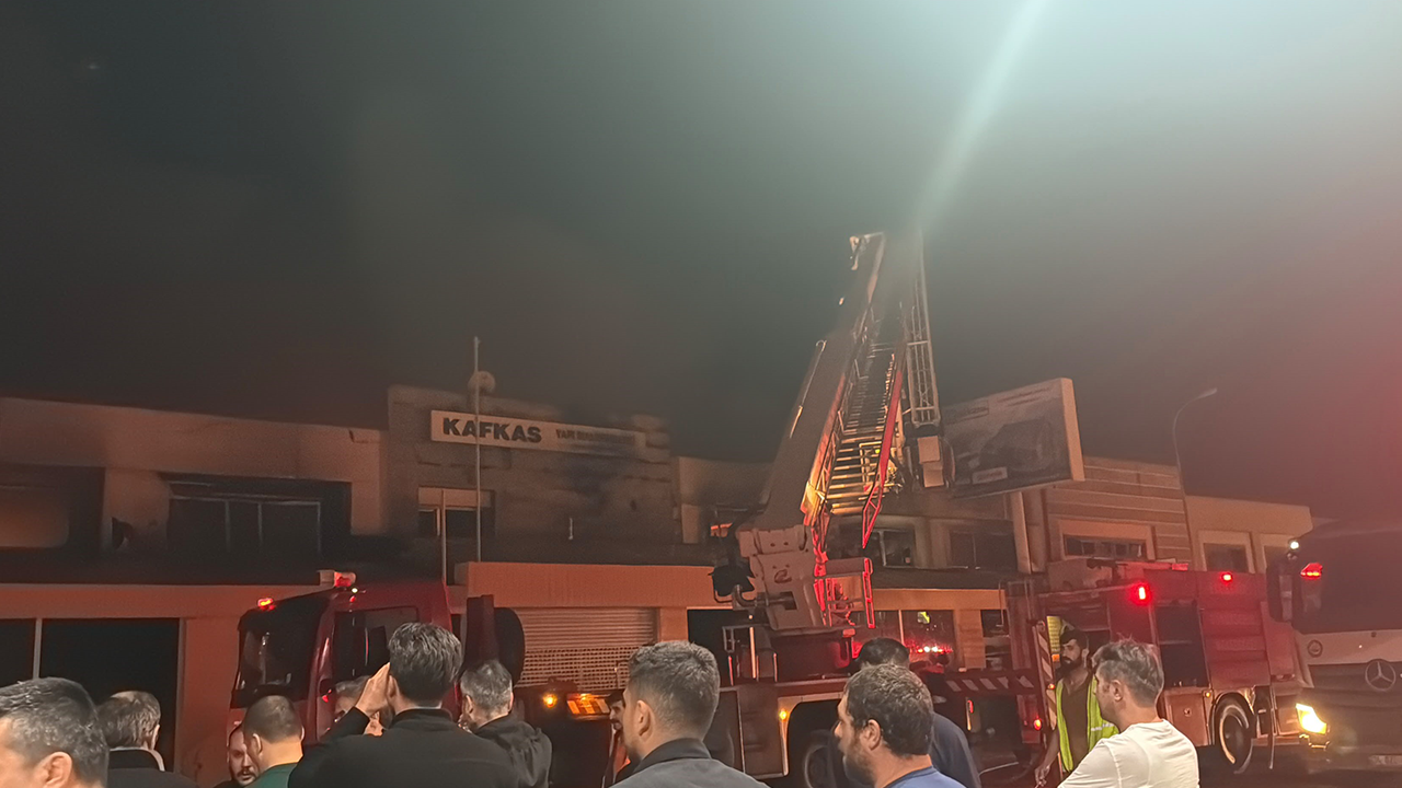 Gece Boyu Süren Yangına Ekipler Güçlükle Müdahale Etti