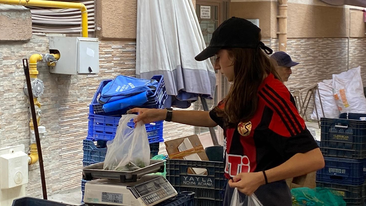 Hem Harçlığını Çıkarıyor Hem De Esnaflığı Öğreniyor