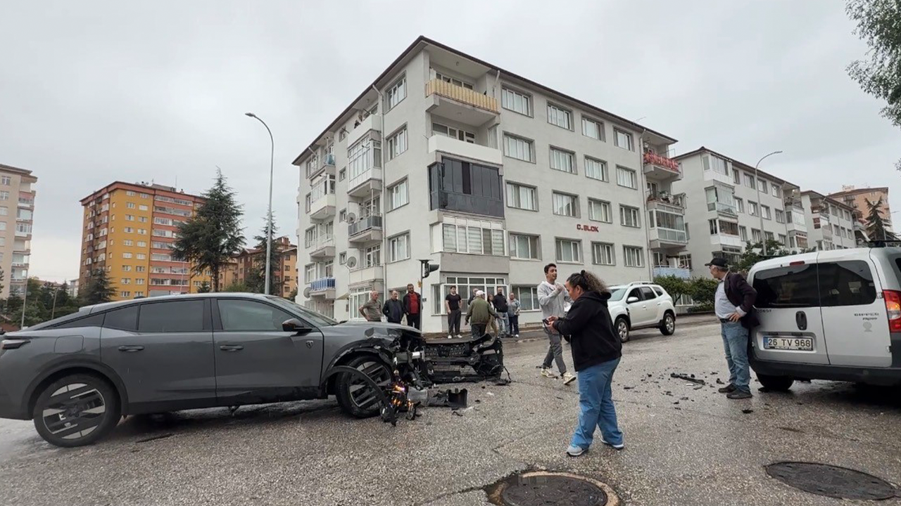 İki Araç Kavşakta Çarpıştı