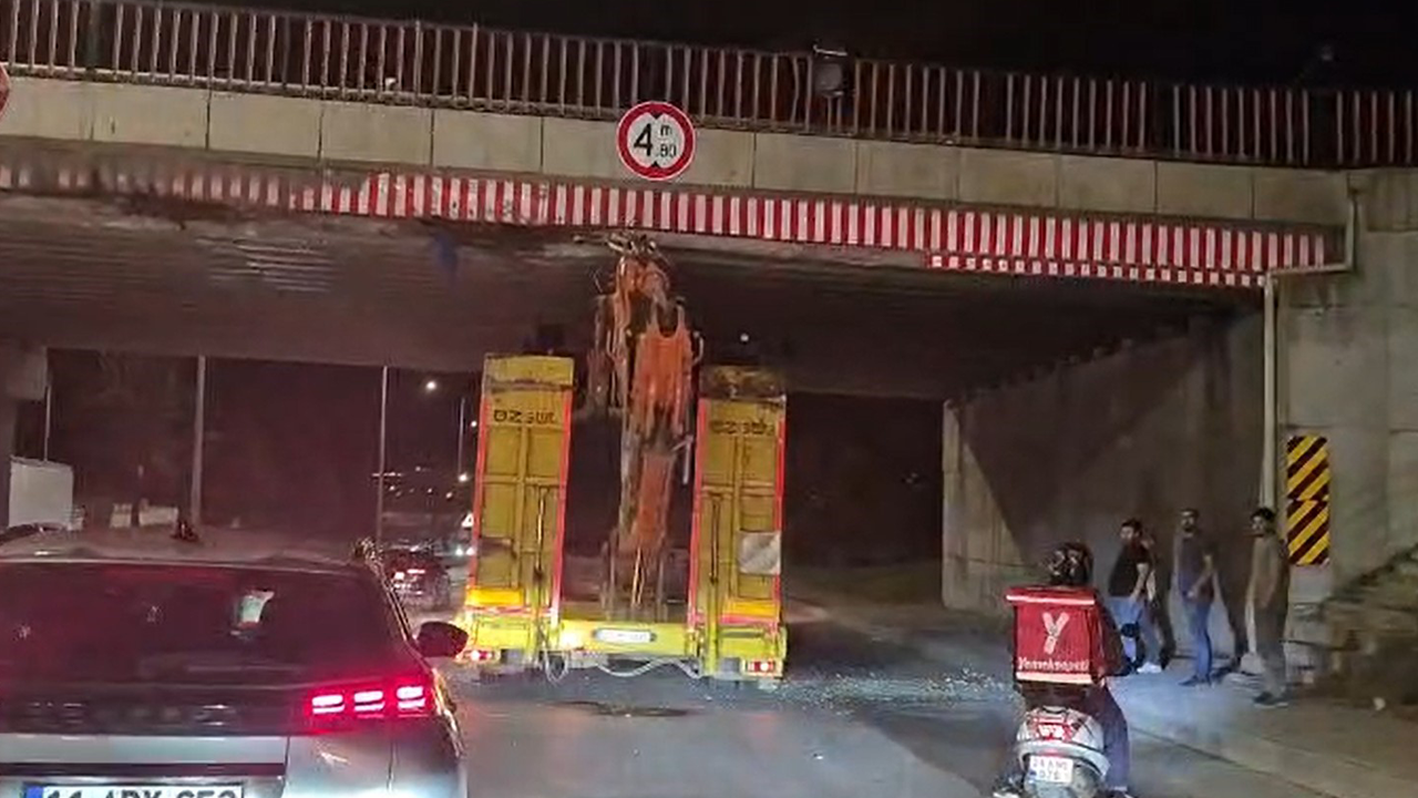 Iş Makinesi Taşıyan Araç Üst Geçide Takıldı