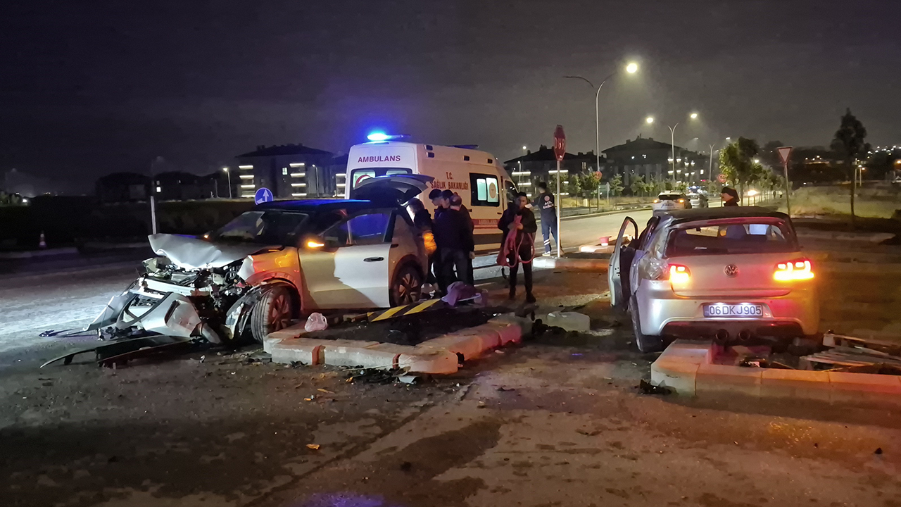 Kavşakta Feci Kaza Sonrası Yaralılar Hastaneye Kaldırıldı