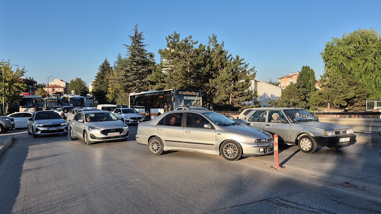 Kaza Nedeniyle Trafik Tıkandı, Uzun Araç Kuyrukları Oluştu