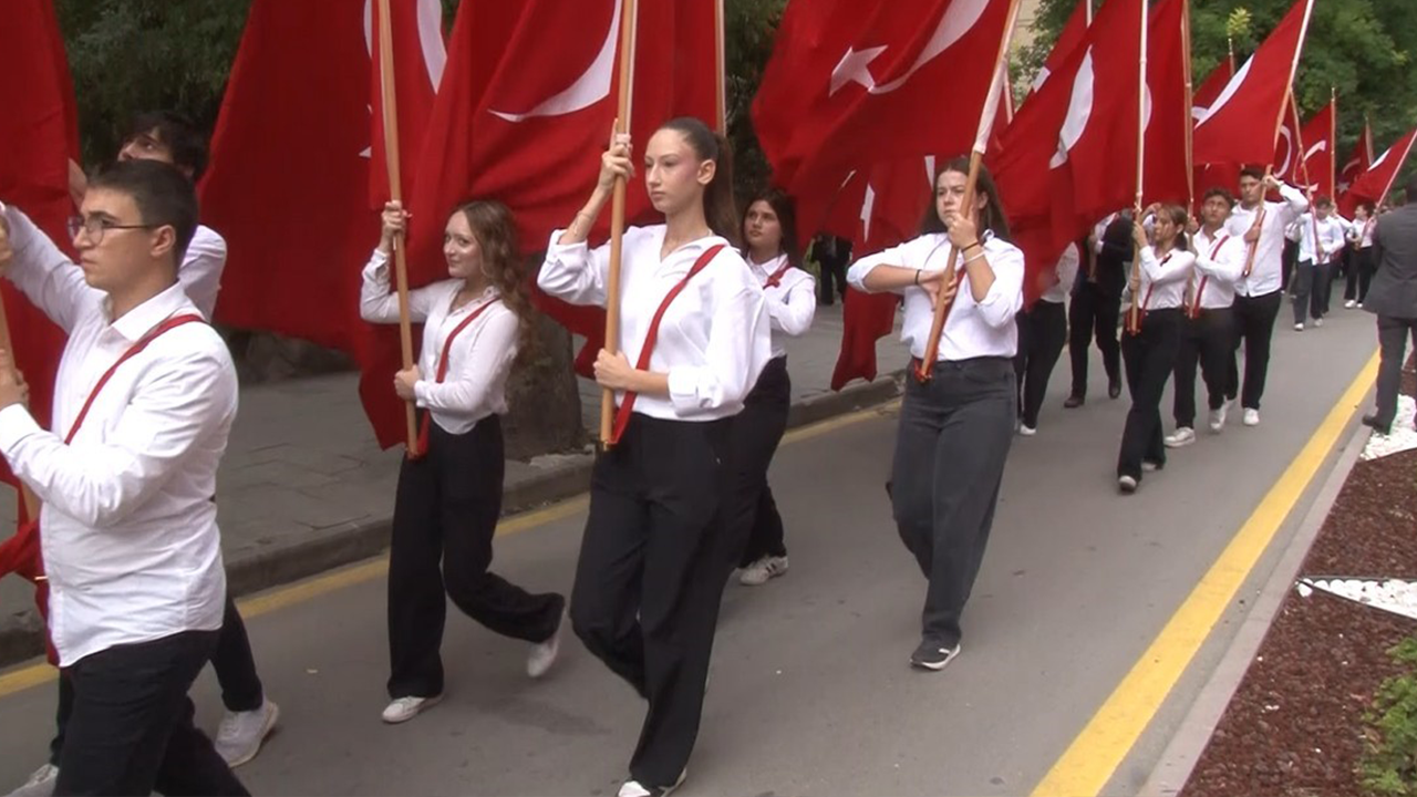 Öğrenciler Dev Türk Bayrağı Açtı