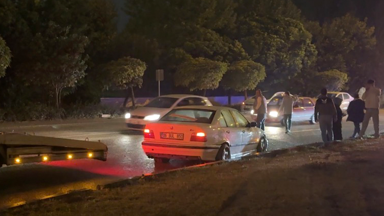 Otomobi̇l Kayganlaşan Yolda Kontrolden Çikti