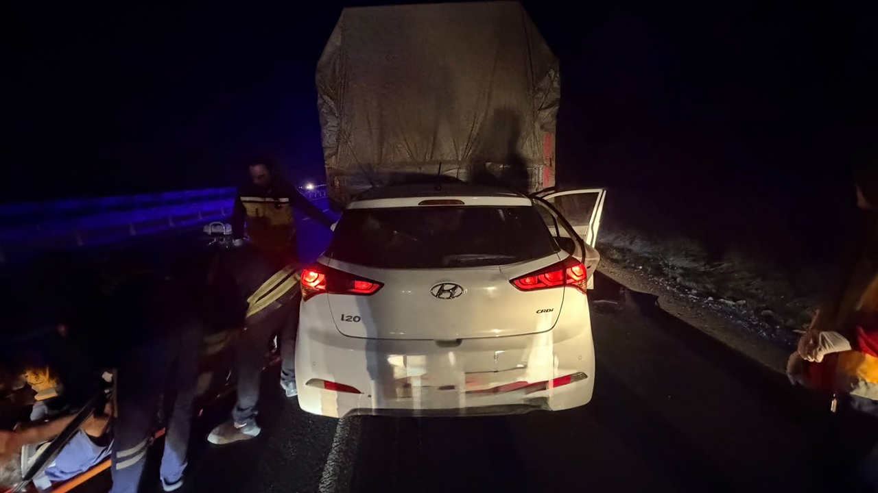 Otomobi̇l Tira Arkadan Çarpti