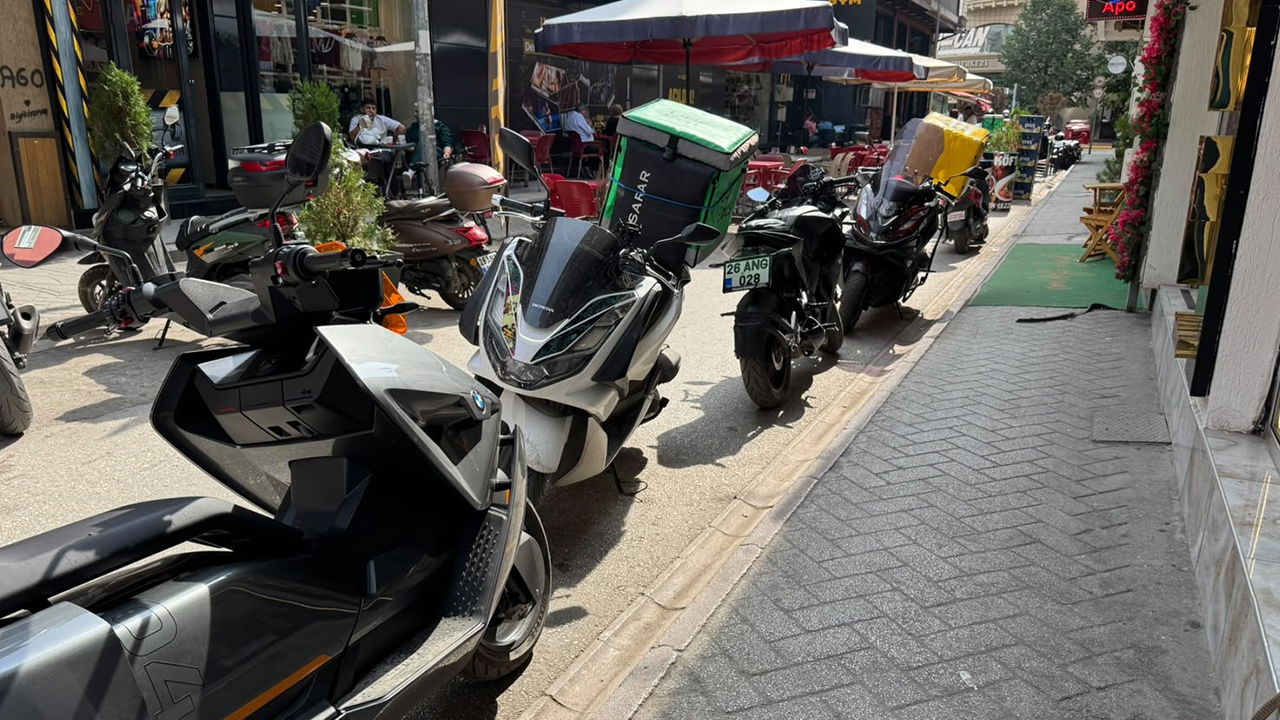 Sokaktaki Çok Sayıda Motosiklet Dikkat Çekiyor