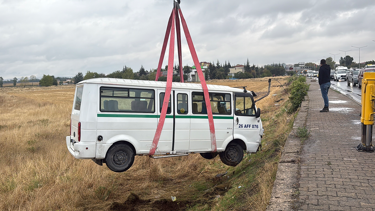 Tarlaya Savrulan Minibüs Vinç Yardımıyla Kaldırıldı