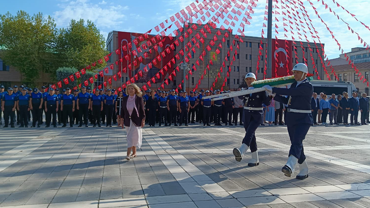 Tören Kapsamında Atatürk Anıtına Zabıta Personeli Tarafından Çelen Sunumu Yapıldı