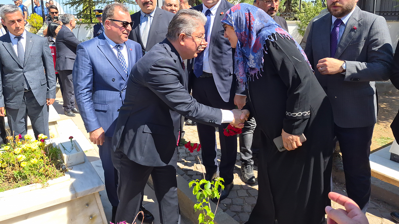 Vali Yılmaz Şehitlik Anma Programına Katıldı