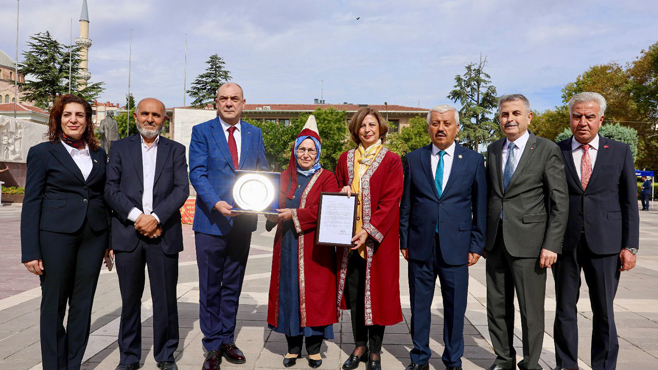 Yılın Ahi Bacısı Kaftanını Giydi