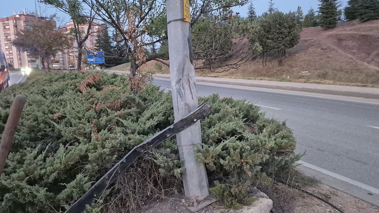Yol Ortasındaki Direğe Çarptı