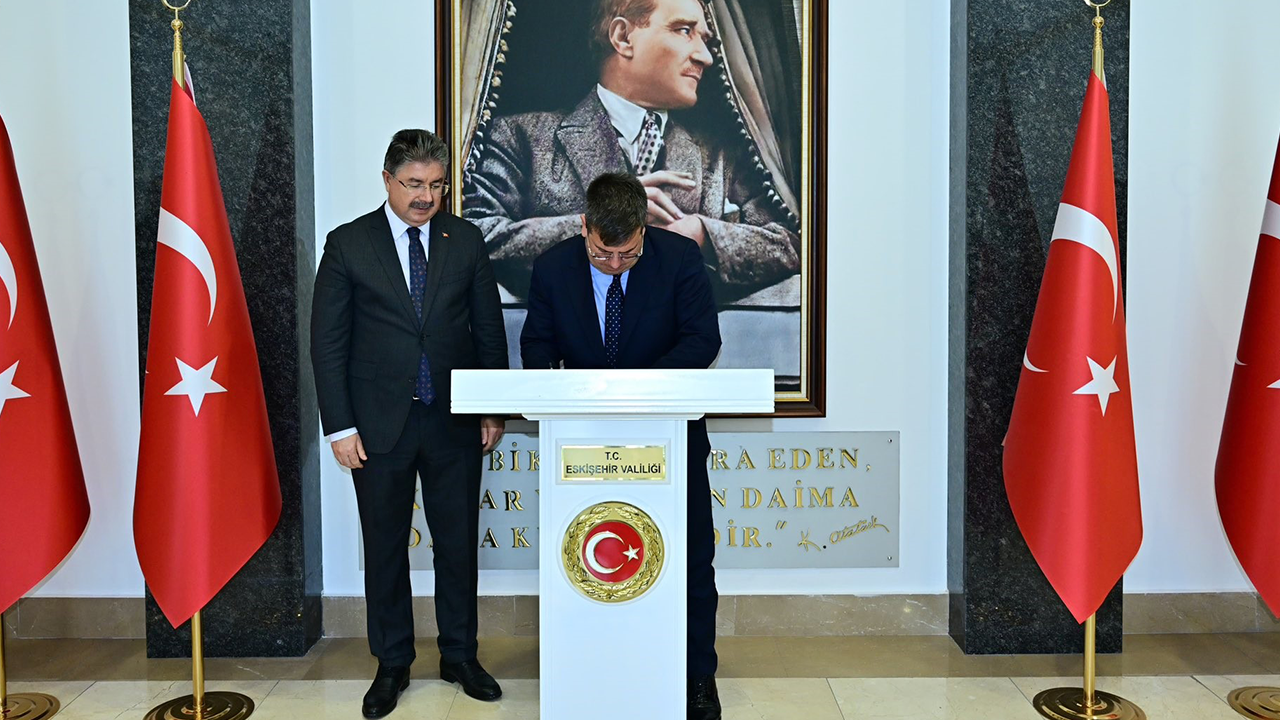 Zi̇yaret Kapsaminda Vali̇li̇k Şeref Defteri̇ İmzalandi