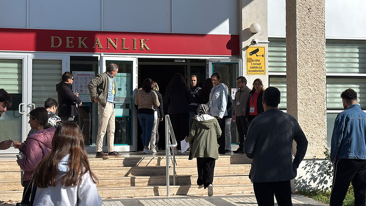 Adaylar Sınava Yetişmek Için Zamanla Yarıştı