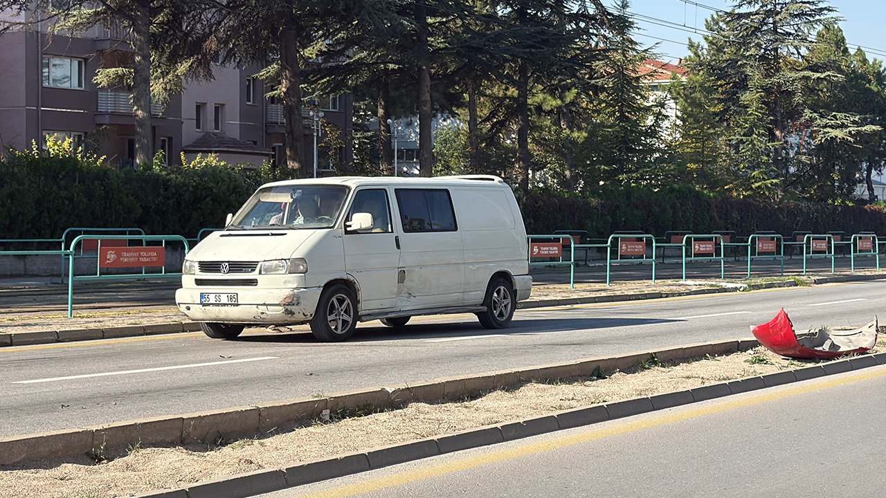 Alkollü Sürücü minibüse çarptı ters yöne girdi