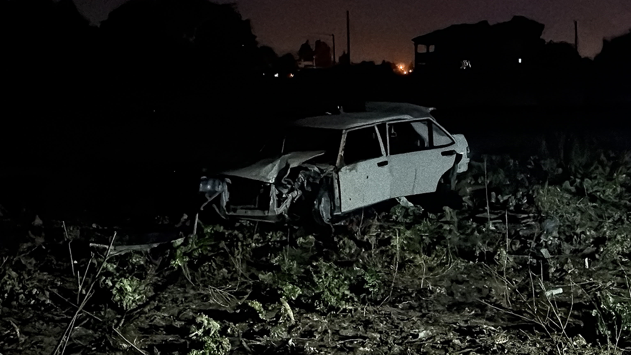 Araç Elektrik Direğine Çarpıp Taklalar Atarak Tarlaya Uçtu