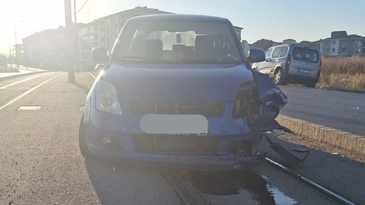 Araç Tramvay Yolu Üzeri̇nde Kaza Yapti