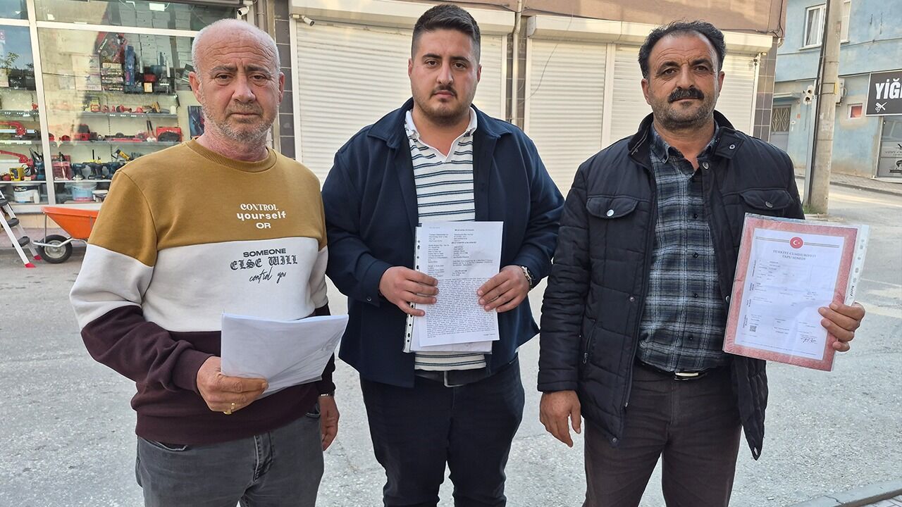 Büro Önünde Bir Araya Geldiler