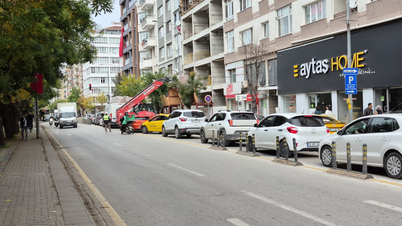 Cadde Boyunca Uzun Araç Kuyrukları Oluştu