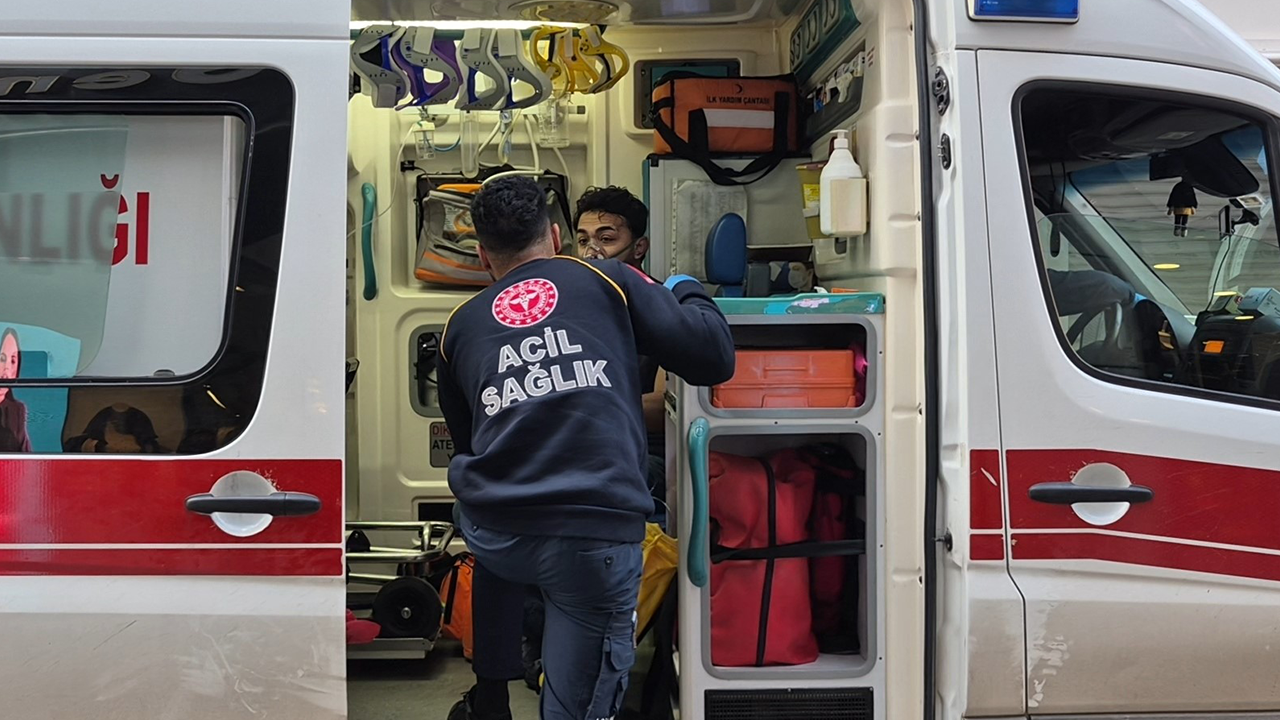 Dumandan Etkilenen 2 Çalışan Ambulansta Kontrol Edildi
