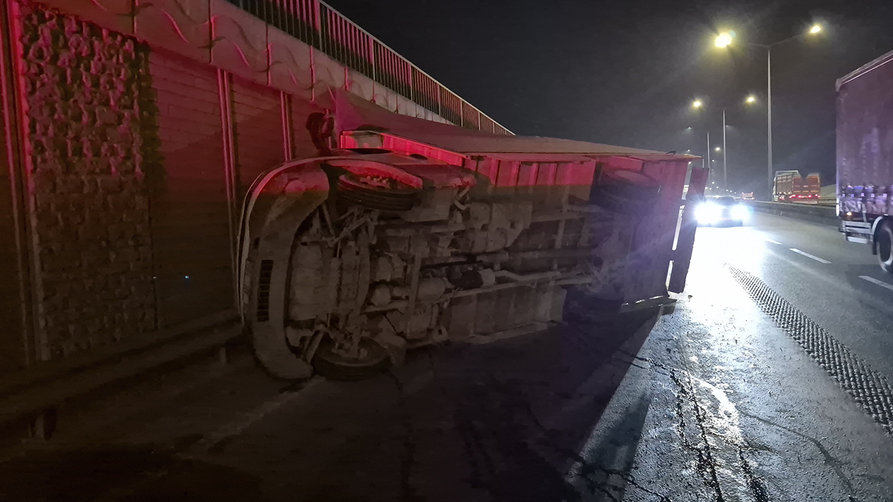 Eskişehir Çevre Yolu'nda Kamyonet Yan Yattı