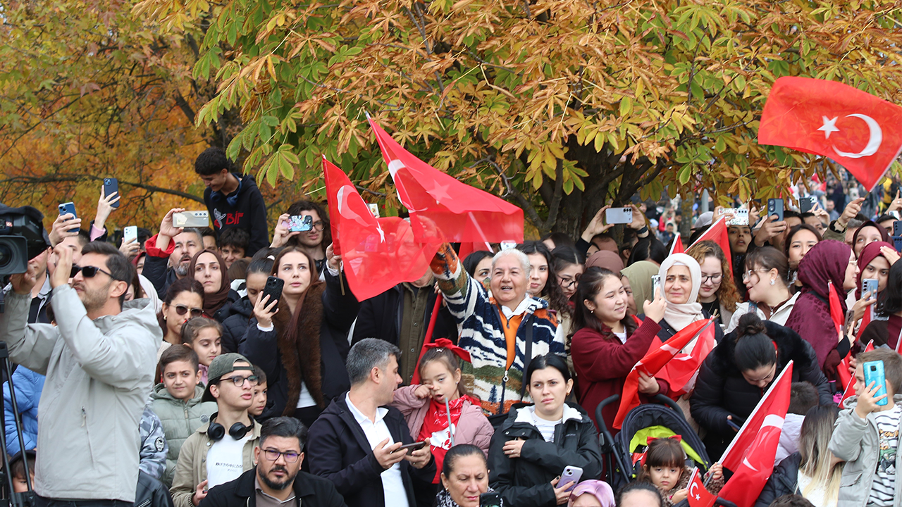 Eskişehir'de Solotürk Gösterisine Binlerce Kişi Katıldı