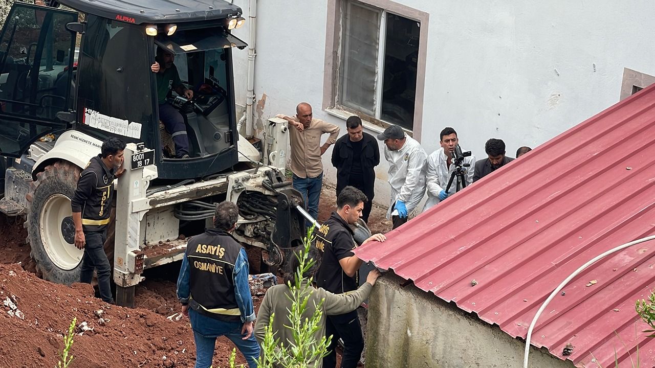 Evin Bahçesinde Kazı Yapıldı